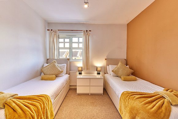 15westminster_close_HR18