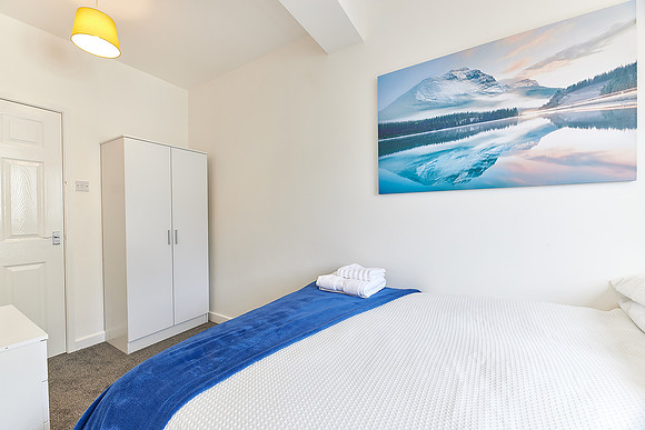 Shane - Blyth - Booking + Expedia (59)