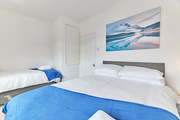 Shane - Blyth - Booking + Expedia (34)