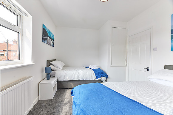 Shane - Blyth - Booking + Expedia (33)